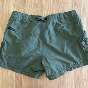 Columbia women’s cargo quick drying shorts army green size 4